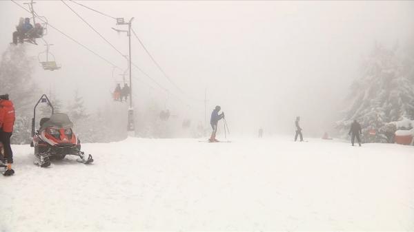 Schiorii înfruntă vremea rea, pe pârtiile de schi din ţară. Instalaţii de transport pe cablu închise