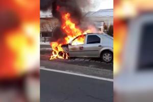 Logan în flăcări, pe un drum din Cluj. Mașina a luat foc în mers