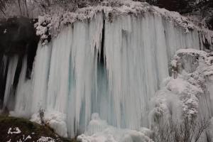 Cascadele îngheţate din Harghita, un adevărat spectacol al naturii pentru turişti: "Nu am cuvinte, este vis!"