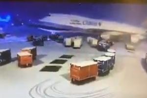 Momentul în care un uriaş avion cargo spulberă cărucioarele pentru bagaje, pe aeroportul din Chicago