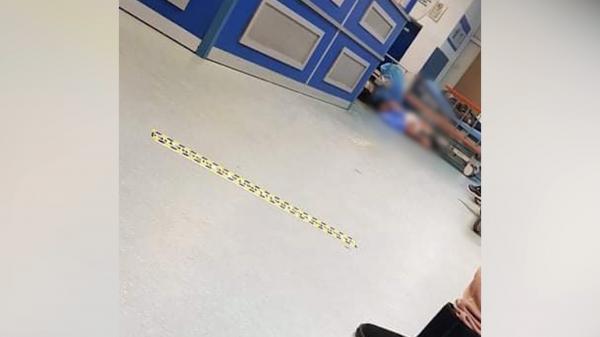 Imagini șocante la spitalul din Constanța. Un bătrân zace pe podea minute în șir până să fie ridicat de asistenți: "Lasă-l să să stea acolo!"