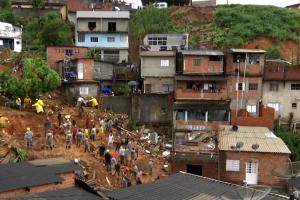 "Nu au avut timp nici să țipe". O întreagă familie a pierit în urma unei alunecări de teren, în Brazilia. Mama ţinea în braţe un bebeluş de 1 an