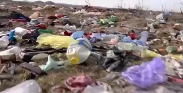 Târgu-Jiu, "înconjurat" de gunoaie. Autorităţile s-au săturat să strângă deşeurile şi vor să monteze camere de supraveghere