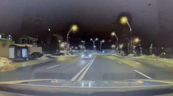 Şofer de 22 de ani urmărit în trafic de poliție, la Baia Mare. Cursa s-a încheiat pe o stradă înzăpezită