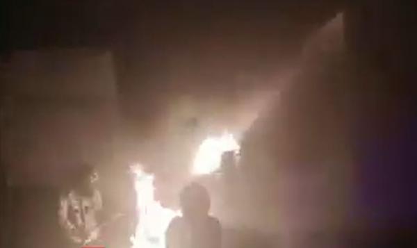 O autoutilitară încărcată cu polistiren a ars în Suceava. De la ce a pornit focul