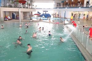 Distracţie la piscină în plină iarnă. Zeci de turişti din vestul ţării s-au bucurat din plin de o zi de duminică ca-n miez de vară