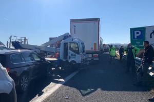 Carambol uriaş, cu 40 de mașini și patru camioane, pe o autostradă din nordul Italiei: "Este un adevărat dezastru!"