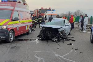 Accident teribil pe A2. Impact violent între o maşină şi un TIR: parbrizul autoturismului i-a secţionat o mână şoferiţei