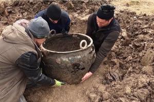 Descoperire unică în România. Un grup de tineri au găsit un vas celtic vechi de peste 2.500 de ani: iniţial au crezut că e un tun