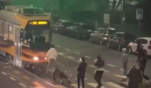 Imagini șocante în Milano. Tineri filmați cum blochează cu pietre un tramvai, scuipă și fac flotări pe șine: "Un oraș scăpat de sub control!"