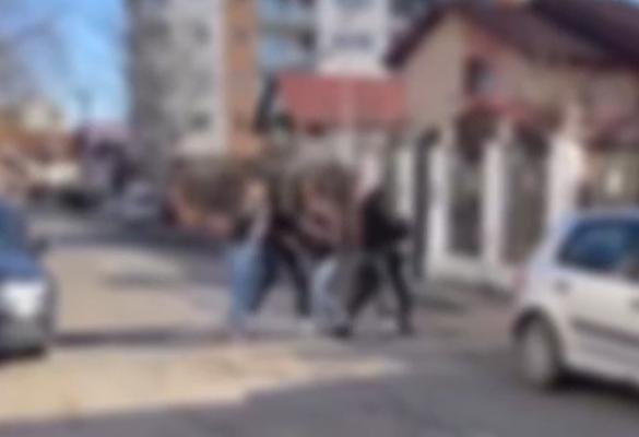 Cinci fete și-au împărțit pumni și picioare pe o stradă din Focșani. Două dintre ele s-ar fi îndrăgostit de același băiat