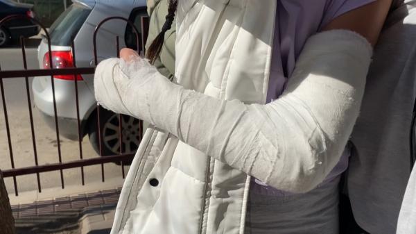 "Era mai mult leșinată". O elevă din Bucureşti a fost bătută în curtea şcolii. Venită să o salveze, mama ei a fost şi ea lovită