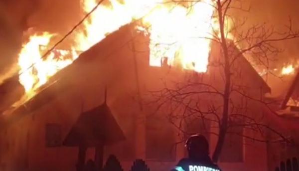 Clădire emblematică din Baia Mare, arsă din temelii. Zeci de pompieri s-au luptat cu flăcările