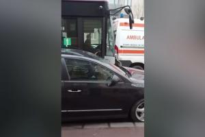 Accident în lanţ la Cluj: un autobuz a lovit din spate o ambulanţă şi apoi o maşină parcată. Alte trei autoturisme din faţa ambulanţei s-au ciocnit