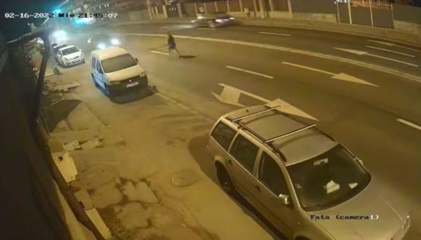 Momentul teribil în care un bărbat este spulberat pe șosea, la Cluj-Napoca. Victima a așteptat să treacă două mașini, însă a treia l-a lovit în plin