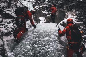 Doi turiști care voiau să ajungă la Cascada Duruitoarea au fost salvați din masivul Ceahlău. Cum i-au găsit salvamontiștii