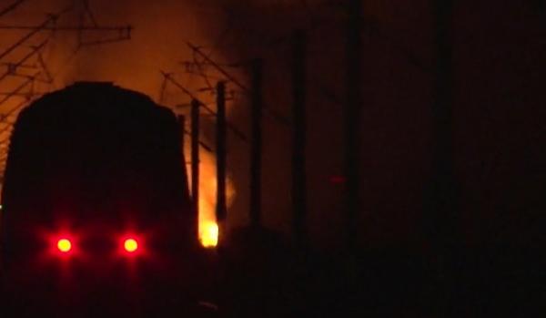 Trei trenuri au avut întârzieri din cauza incendiilor de vegetație. Călătorii s-au plâns că nimeni nu le-a spus ce se întâmplă: "Mi-a fost frică"