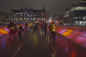 Sărbătoare inedită pe străzile din Copenhaga. 1.500 de danezi au alergat înfăşuraţi în instalaţii luminoase