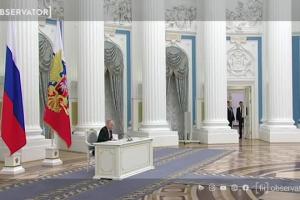 Sceneta jucată de Vladimir Putin la ședința pentru a decide soarta Ucrainei. Și-a ținut oficialii la 20 de metri distanță