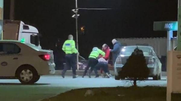 Noi imagini cu polițistul prins rupt de beat la volan, în Timișoara. O ia la sănătoasa când îi vede pe agenții de la Rutieră