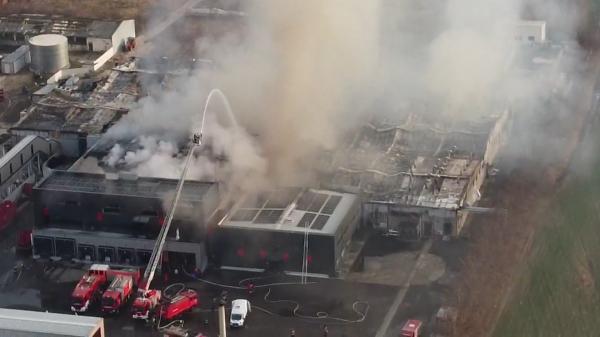 Imagini din dronă, după incendiul devastator de la fabrica de mezeluri Ana şi Cornel din Mizil. O explozie a rănit doi pompieri
