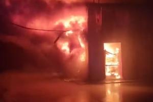Incendiu devastator la o fabrică de mezeluri din Prahova. Doi pompieri au fost răniţi