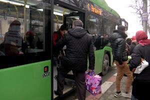 Transportul public, mai scump cu 50% în Târgu Jiu. "Noi cu salariile rămânem tot acolo jos. La noi nu se pune nimic"
