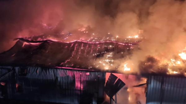 Momente dramatice în timpul incendiului de la fabrica de mezeluri din Mizil. Mai multe butelii riscau oricând să explodeze