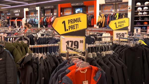 Magazinele de haine anunţă scumpiri. Cât vom plăti în plus pentru o bluză sau o pereche de pantaloni