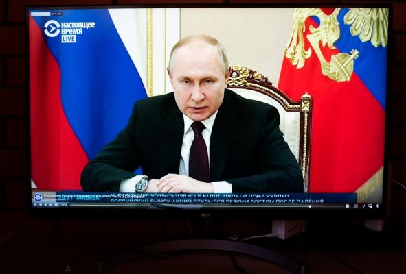 Ruşii văd alt război la televizor. Cum prezintă televiziunile fidele Kremlinului invazia Ucrainei