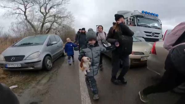 Fuga de război, în Republica Moldova. Ucrainenii îşi iau de mână copiii şi îşi abandonează maşinile, blocate în drum spre Vama Palanca