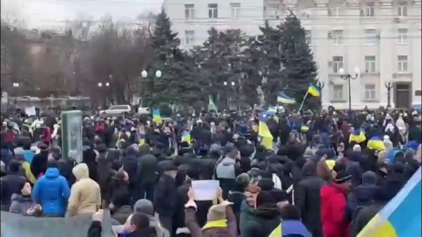 Ucrainenii îşi riscă viaţă şi protestează în oraşele controlate de ruşi. Zeci de mii de oameni au ieşit în semn de solidaritate în toată Europa