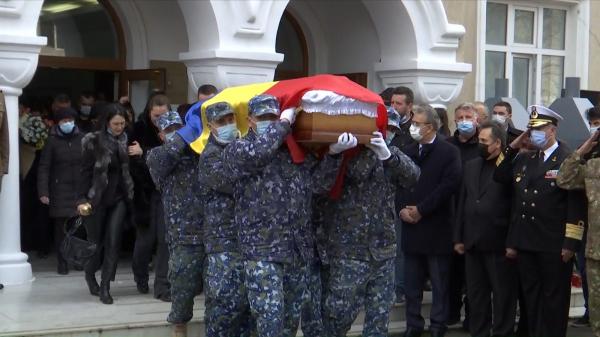 Lacrimi de tristeţe pentru şase dintre victimele tragediei aviatice din Constanţa. Militarii sunt conduşi astăzi pe ultimul drum