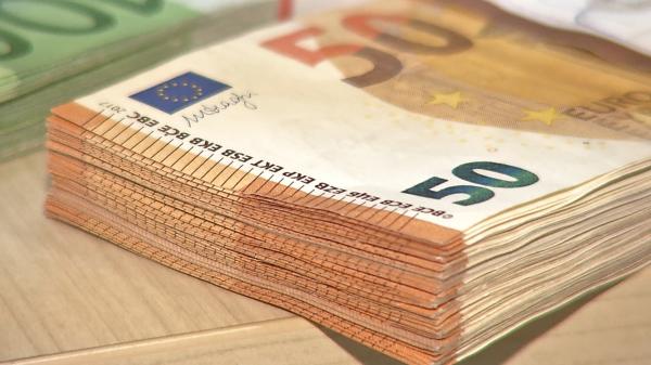 Cât ar mai putea rămâne 1 Euro sub 5 lei. Panica de la casele de schimb face ca moneda europeană să se vândă mult peste preţul de referinţă