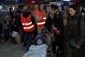 Zeci de mame singure, cu copiii plângând. Gara de Nord, refugiu pentru ucrainenii care fug din calea războiului