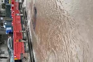 Inundaţie de proporţii în cartierul bucureştean Militari: şosea transformată în râu