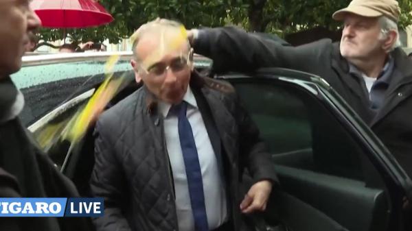 Candidat la şefia Franţei, lovit cu un ou în cap în timpul unui miting electoral