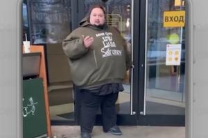 Un rus s-a legat cu cătușele de ușa unui McDonald's: "Rămân fără mâncarea pe care am consumat-o toată viața". VIDEO