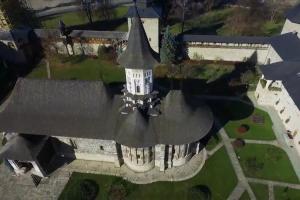 Biserica Învierii de la Mănăstirea Suceviţa, unică în lume, promovată pentru tineri în volumul "Suceviţa Îngerilor"