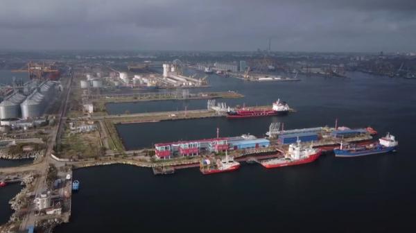 Navele comerciale care trebuiau să ajungă în portul Odessa sunt redirecţionate către Constanţa: are o capacitate de 100 de milioane de tone de mărfuri pe an