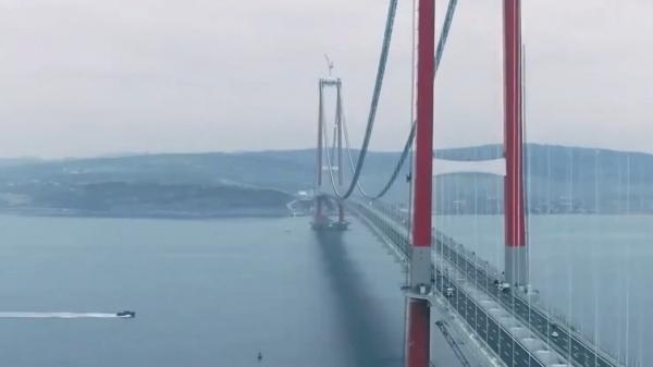 Cel mai lung pod suspendat din lume, construit la doar 500 de kilometri de România. Construcţia face legătura între două continente