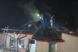 Două familii din Bușteni au rămas pe drumuri după ce casa le-a fost distrusă în incendiu. Vecinii au observat flăcările și i-au alertat pe proprietari