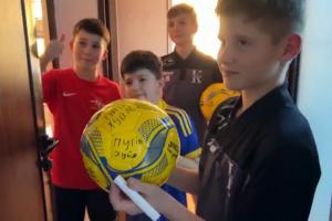 O întreagă echipă de fotbal, "transferată" în Vâlcea din Harkov. 42 de mici fotbalişti din Ucraina au venit să-şi continue visul în România
