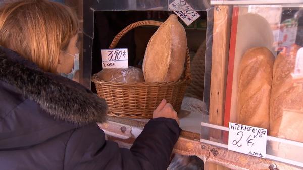 ”Franzela e cea mai ieftină pâine pe care o putem cumpăra”. Clienții, nemulțumiți când au văzut că prețul franzelei a crescut la 2 lei, de la 1,8 lei