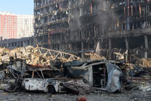 Ucraina, distrusă oraş cu oraş. Zelenski anunţă că ţara va rezista chiar dacă va fi făcută scrum: "Îi chem pe toţi ucrainenii să salveze naţiunea"