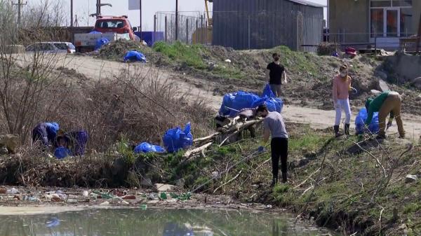 Ziua Mondială a Apei, marcată de voluntari prin curățarea râului Jiu de gunoaie. ”Cel mai des întâlnite sunt plasticele și deșeurile din construcții”