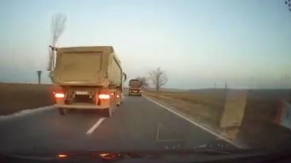 Imagini şocante pe o şosea din Iaşi. Două camioane fac mai multe manevre periculoase pentru a împiedica un şofer care încerca să depăşească