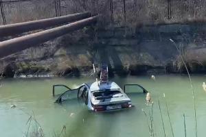 "A rupt gardul, ţeava și a nimerit în lac". Un șofer beat și fiul de 15 ani au zburat cu mașina de pe șosea direct în canal