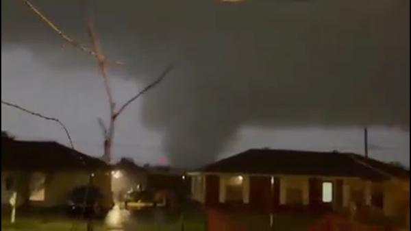 O tornadă a făcut prăpăd în New Orleans. Un om a murit şi zeci de mii de case au fost măturate de vânt