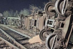 Un tren de marfă cu 33 de vagoane a deraiat la Ciucea, în Cluj. Traficul feroviar a fost paralizat ore întregi
